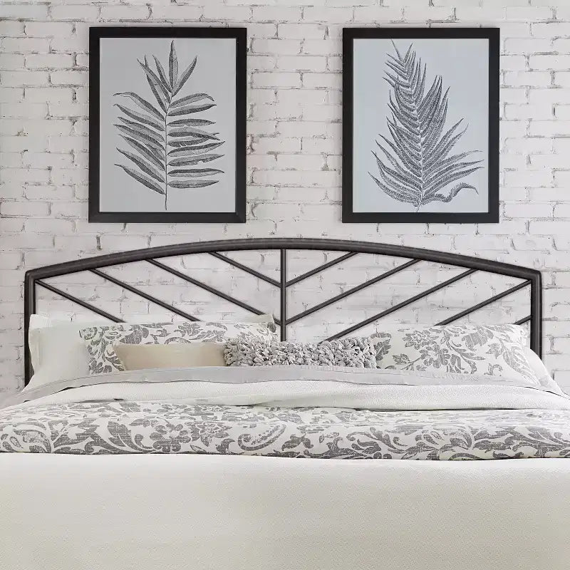 Testiera in metallo Queen Size con motivo a spina di pesce, finitura bronzo grigio, montata sul telaio del letto