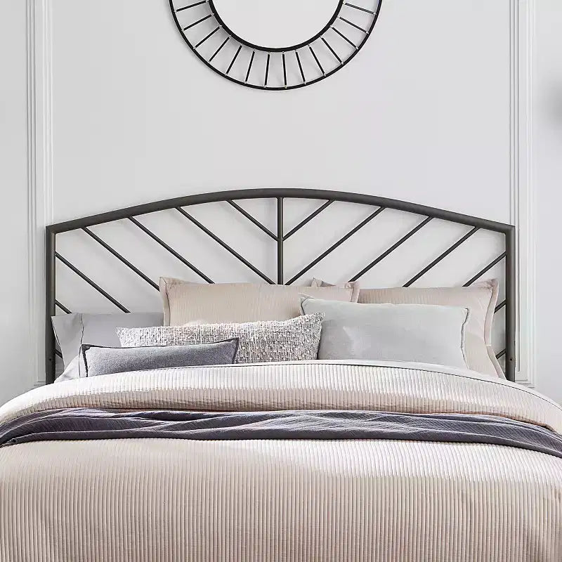 Testiera in metallo Queen Size con motivo a spina di pesce, finitura bronzo grigio, montata sul telaio del letto