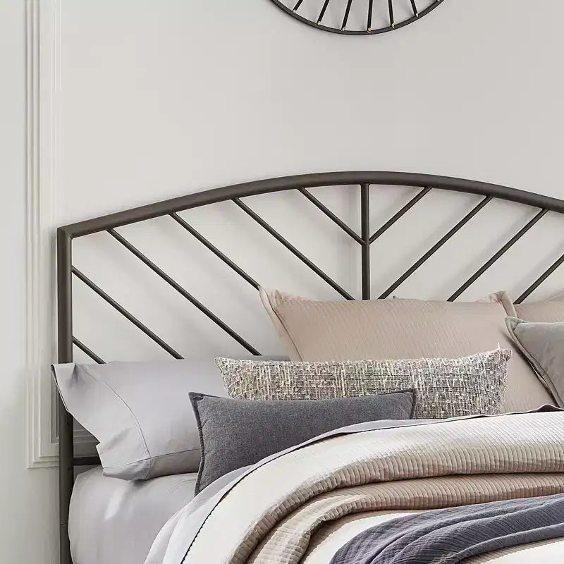 Testiera in metallo Queen Size con motivo a spina di pesce, finitura bronzo grigio, montata sul telaio del letto